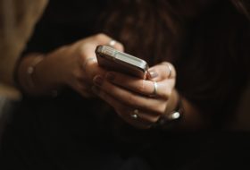 Chatbot or live chat? Choosing for your store